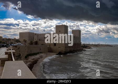 Il castello svevo di Trani con cielo nuvoloso, provincia di Barletta-Andria-Trani sul mare Adriatico, Puglia, Italia Foto Stock