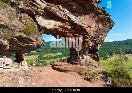 Ammira attraverso il cancello roccioso di Wachtfels, Obersteinbach, Alsazia, Francia, Europa Foto Stock