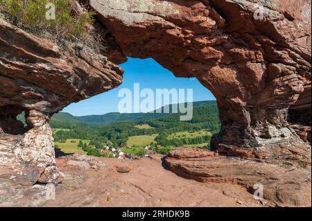 Ammira attraverso il cancello roccioso di Wachtfels, Obersteinbach, Alsazia, Francia, Europa Foto Stock