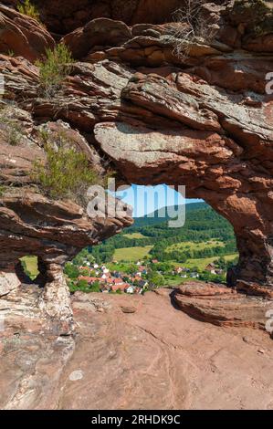 Ammira attraverso il cancello roccioso di Wachtfels, Obersteinbach, Alsazia, Francia, Europa Foto Stock