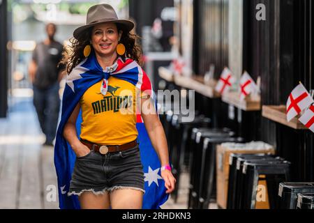 Londra, Regno Unito. 16 agosto 2023. Un tifoso australiano di Sydney entra nello spirito prima della partenza: I tifosi del Boxpark Shoreditch per assistere alle Lionesses nella semifinale della Coppa del mondo FIFA tra Inghilterra e Australia. Crediti: Guy Bell/Alamy Live News Foto Stock