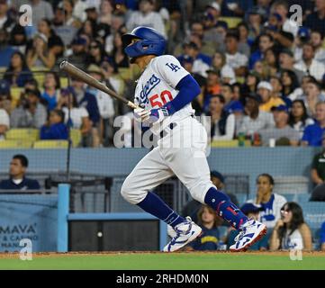 Los Angeles, Stati Uniti. 15 agosto 2023. I Los Angeles Dodgers Mookie Betts battono un singolo RBI contro i Milwaukee Brewers durante il sesto inning al Dodgers Stadium di Los Angeles martedì 15 agosto 2023. Foto di Jim Ruymen/UPI credito: UPI/Alamy Live News Foto Stock