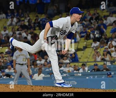 Los Angeles, Stati Uniti. 15 agosto 2023. Il soldato dei Los Angeles Dodgers Ryan Yarbrough consegnò nel nono inning contro i Milwaukee Brewers al Dodgers Stadium di Los Angeles martedì 15 agosto 2023. Foto di Jim Ruymen/UPI credito: UPI/Alamy Live News Foto Stock