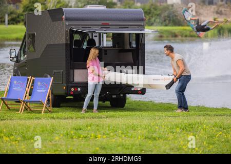 Duisburg, Germania. 16 agosto 2023. I modelli Ralf e Isabell spingono una  canoa nel camper Yoka