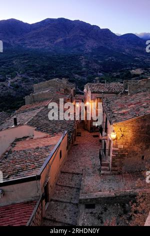 Panoramica su tetti e montagne intorno a Petralia Sottana di notte, Sicilia, Italia Foto Stock