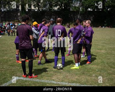 I calciatori si sono riuniti per parlare di squadra all'intervallo. Foto Stock