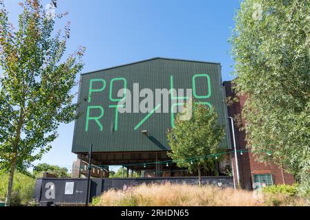 Port Loop è un complesso residenziale di 43 acri sul lato del canale vicino al centro di Birmingham costruito su un vecchio terreno industriale. Foto Stock