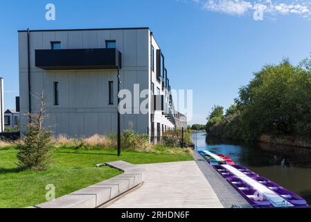 Port Loop è un complesso residenziale di 43 acri sul lato del canale vicino al centro di Birmingham costruito su un vecchio terreno industriale. Foto Stock