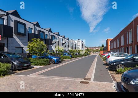 Port Loop è un complesso residenziale di 43 acri sul lato del canale vicino al centro di Birmingham costruito su un vecchio terreno industriale. Foto Stock