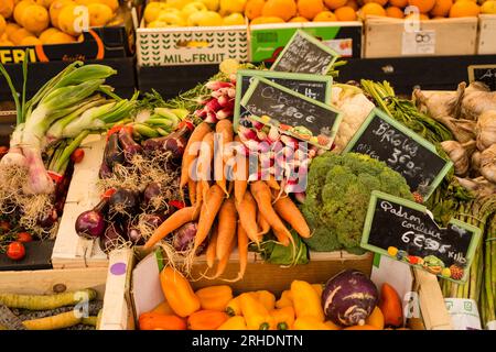 Negozio di alimentari con frutta e verdura, Sete, Herault, Occitanie, Francia Foto Stock