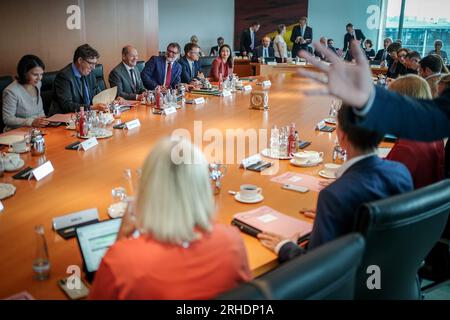 Berlino, Germania. 16 agosto 2023. Il governo tedesco si incontra questa mattina con il Cancelliere Olaf Scholz (M, SPD). Crediti: Kay Nietfeld/dpa/Alamy Live News Foto Stock