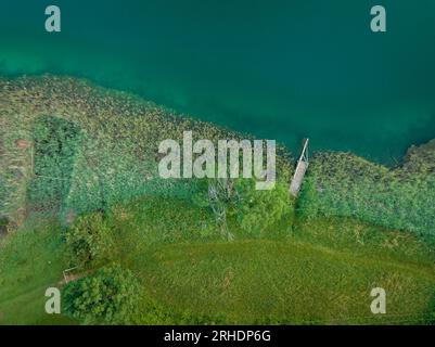 Veduta aerea del lago di Montcortès all'alba d'estate (Pallars Sobirà, Lleida, Catalogna, Spagna, Pirenei). Esempio: Vista aérea del lago de Montcortès Foto Stock