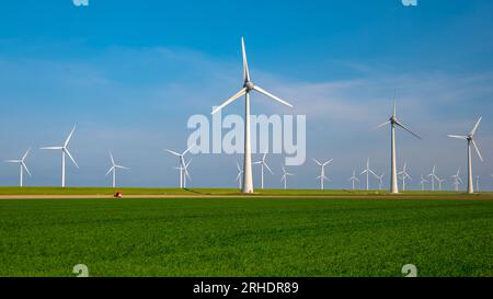 Mulini a vento per energia elettrica - Produzione di energia con energia pulita e rinnovabile - aerial drone shot Foto Stock