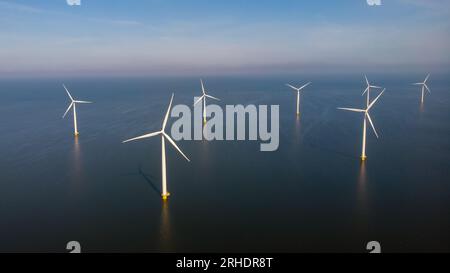 Mulini a vento per energia elettrica - Produzione di energia con energia pulita e rinnovabile - aerial drone shot Foto Stock