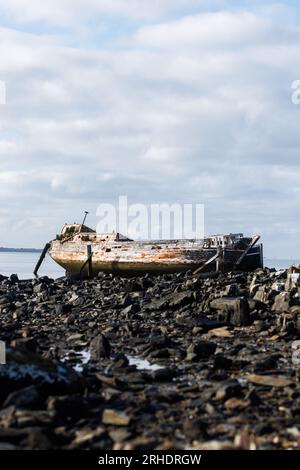 Una nave naufragò nel cimitero navale di Bluff Foto Stock