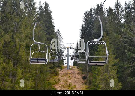 Il paesaggio primaverile in una località sciistica fuori stagione vicino al villaggio alpino di cima Sappada in Carnia, Udine, Friuli-Venezia Giulia, N.E. Italia Foto Stock