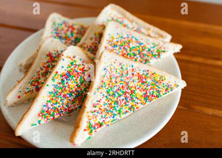 Triangoli di cibo australiano per feste per bambini, pane da favola fatto di pane bianco con spruzzi e burro Foto Stock