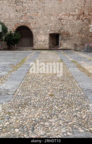 Dettaglio del terreno di sfilata di Piazza del maschio all'interno della Fortezza Priamar (1542), Savona, Liguria, Italia Foto Stock