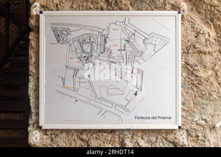 Mappa della Fortezza Priamara (1542) appesa a un muro di pietra all'interno dell'edificio militare, Savona, Liguria, Italia Foto Stock