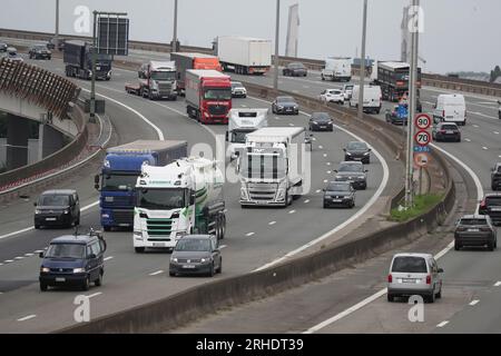 Vilvoorde, Belgio. 16 agosto 2023. Il traffico raffigurato all'inizio di una ristrutturazione completa del cosiddetto "Viaduct van Vilvoorde - Viaduc de Vilvorde - Vilvoorde fly-over", mercoledì 16 agosto 2023, a Vilvoorde. Il ponte, ufficialmente chiamato "Viaduct Zeekanaal Brussel-Schelde", fa parte dell'autostrada circolare Ring 0 intorno a Bruxelles ed è stato costruito per la prima volta negli anni settanta del secolo scorso. La ristrutturazione della struttura complessiva, della sua struttura portante e dell'interno richiederà 8 anni. BELGA PHOTO NICOLAS MAETERLINCK Credit: Belga News Agency/Alamy Live News Foto Stock