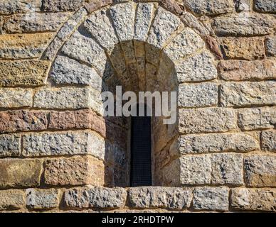 Dettagli dell'abside di Sant Martí de Surroca, a Ogassa, in stile romanico (Ripollès, Girona, Catalogna, Spagna, Pirenei) Foto Stock