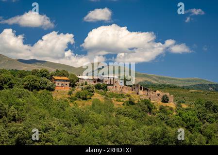 Villaggio di Cabestany e campi e dintorni rurali in estate, vicino al lago di Montcortès (Pallars Sobirà, Lleida, Catalogna, Spagna, Pirenei) Foto Stock