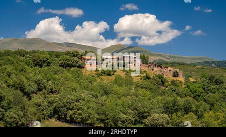 Villaggio di Cabestany e campi e dintorni rurali in estate, vicino al lago di Montcortès (Pallars Sobirà, Lleida, Catalogna, Spagna, Pirenei) Foto Stock