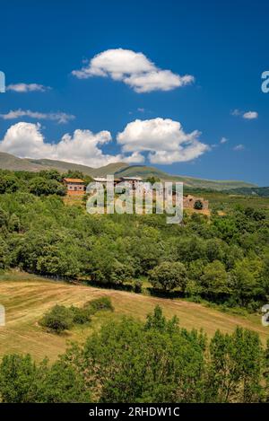 Villaggio di Cabestany e campi e dintorni rurali in estate, vicino al lago di Montcortès (Pallars Sobirà, Lleida, Catalogna, Spagna, Pirenei) Foto Stock