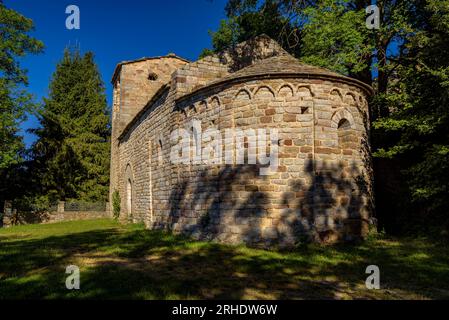 Chiesa di Sant Martí de Surroca, in stile romanico, vicino a Ogassa (Ripollès, Girona, Catalogna, Spagna, Pirenei) ESP: Iglesia de Sant Martí de Surroca Foto Stock