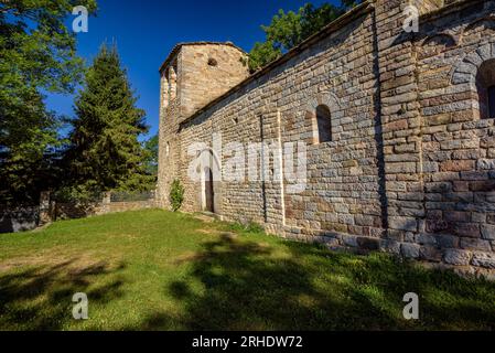 Chiesa di Sant Martí de Surroca, in stile romanico, vicino a Ogassa (Ripollès, Girona, Catalogna, Spagna, Pirenei) ESP: Iglesia de Sant Martí de Surroca Foto Stock