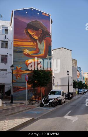 Fuengirola, Málaga, Spagna, 12 agosto 2023. Murale dipinto a spruzzo pianeggiato dall'artista sivigliano Fabián Guerrero, noto anche come Kato. Foto Stock