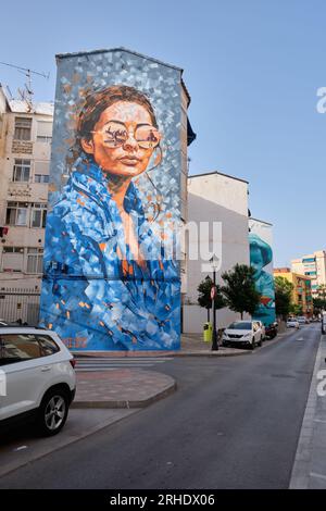 Fuengirola, Málaga, Spagna. 12 agosto 2023. Donna murale dipinta a spruzzo che indossa occhiali da sole che riflettono un paesaggio marino dell'artista Málaga Nesui. Foto Stock