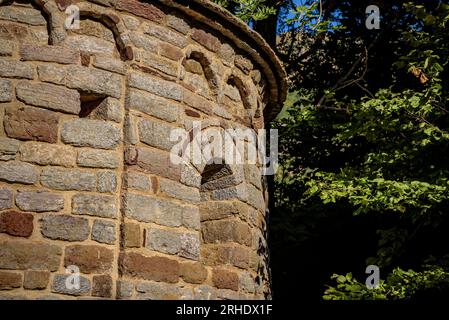 Dettagli dell'abside di Sant Martí de Surroca, a Ogassa, in stile romanico (Ripollès, Girona, Catalogna, Spagna, Pirenei) Foto Stock