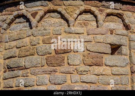 Dettagli dell'abside di Sant Martí de Surroca, a Ogassa, in stile romanico (Ripollès, Girona, Catalogna, Spagna, Pirenei) Foto Stock