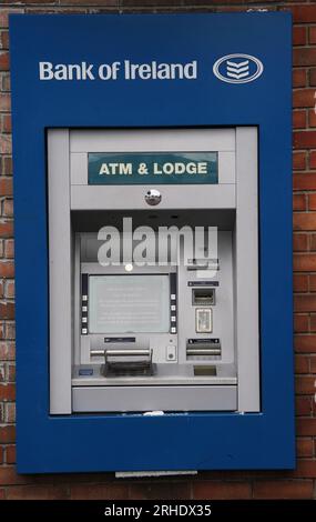 Un bancomat fuori servizio presso una filiale della Bank of Ireland nel villaggio di Finglas, Dublino. Bank of Ireland si è scusata dopo che un errore ha portato alcuni dei suoi clienti a prelevare o trasferire più denaro di quanto non fosse nei loro conti. La banca ha detto che si trattava di un problema tecnico con i suoi servizi e non di un attacco informatico. Data foto: Mercoledì 16 agosto 2023. Foto Stock