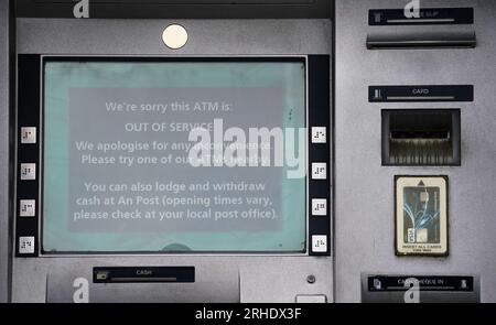 Un bancomat fuori servizio presso una filiale della Bank of Ireland nel villaggio di Finglas, Dublino. Bank of Ireland si è scusata dopo che un errore ha portato alcuni dei suoi clienti a prelevare o trasferire più denaro di quanto non fosse nei loro conti. La banca ha detto che si trattava di un problema tecnico con i suoi servizi e non di un attacco informatico. Data foto: Mercoledì 16 agosto 2023. Foto Stock