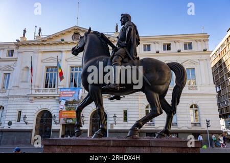 La statua equestre di Don Pedro de Valdivia in Plaza de Armas de San Fernando, Santiago, Cile. Dietro c'è il municipio della città di Santiag Foto Stock