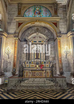 Altare di Santa Teresa di Los Andes nella Cattedrale metropolitana di Santiago a Santiago, Cile. Foto Stock