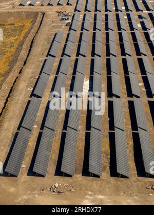 Pannelli solari alla fine della pista dell'aeroporto internazionale Arturo Merino Benítez, Santiago, Cile. Foto Stock