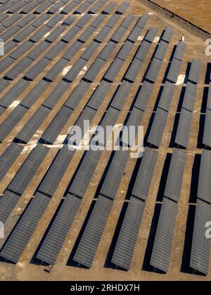 Pannelli solari alla fine della pista dell'aeroporto internazionale Arturo Merino Benítez, Santiago, Cile. Foto Stock