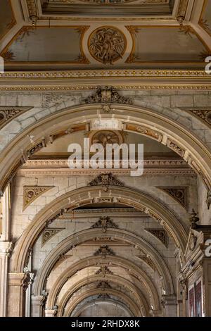 Archi in pietra nel soffitto della navata destra nella Cattedrale metropolitana di Santiago a Santiago, Cile. Foto Stock