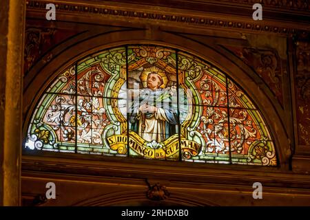 Una vetrata di Santo Domingo o di St Dominic nella Cattedrale metropolitana di Santiago a Santiago, Cile. Foto Stock