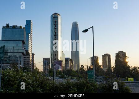 Titanium la Portada Tower con la Gran Torre Santiago nel Costanera Center alle spalle. Providencia, Santiago, Cile. Foto Stock