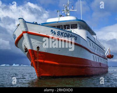 La MV Skorpios i, una nave da crociera in legno, in una crociera al ghiacciaio San Rafael nel Parco Nazionale Laguna San Rafael in Cile. Foto Stock