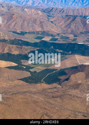 Vista aerea dei vigneti e dei frutteti ai piedi della catena costiera cilena, Llay-Llay, regione di Valparaíso, Cile. Di proprietà di Desarrollo Foto Stock
