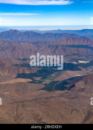 Vista aerea dei vigneti e dei frutteti ai piedi della catena costiera cilena, Llay-Llay, regione di Valparaíso, Cile. Di proprietà di Desarrollo Foto Stock