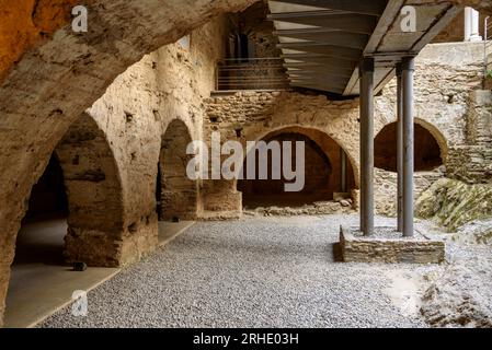 Primo chiostro romanico del monastero di Sant Pere de Rodes (Alt Empordà, Girona, Catalogna, Spagna) Foto Stock