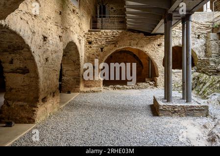 Primo chiostro romanico del monastero di Sant Pere de Rodes (Alt Empordà, Girona, Catalogna, Spagna) Foto Stock