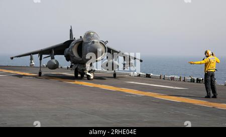 U.S. Marine Corps AV-8B Harrier diretto sulla nave d'assalto USS Bataan il 14 agosto 2023. Foto del corpo dei Marines degli Stati Uniti del sergente Matthew Romonoyske-Bean Foto Stock