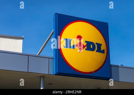 Valjevo, Serbia - 24 marzo 2023: Cartello della catena di supermercati LIDL. LIDL è una catena tedesca di supermercati a prezzi scontati, con sede a Neckarsulm, Baden-Wuerttem Foto Stock